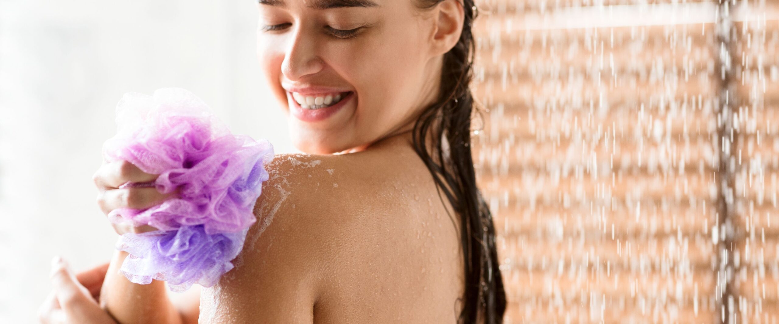 femme heureuse dans une salle de bain